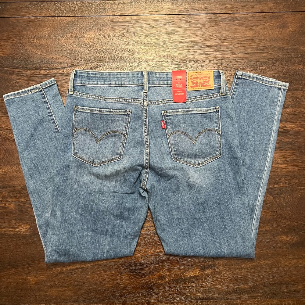 NWT Classic Levi Skinny Jeans - Size 30